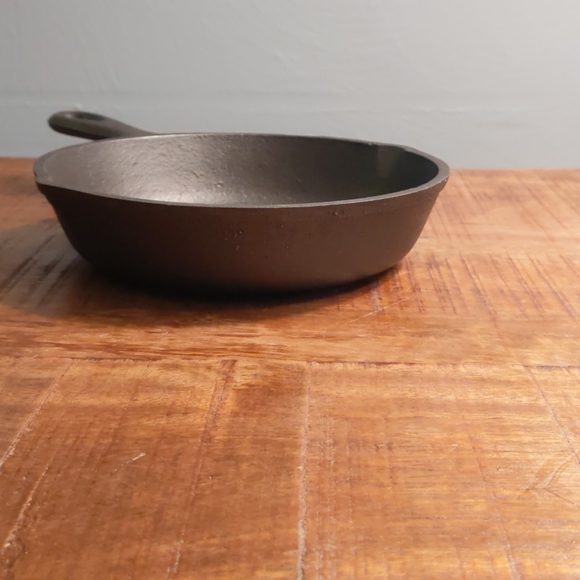 Vintage Unmarked BSR Cast Iron Skillet, #3 - Picture 8 of 12